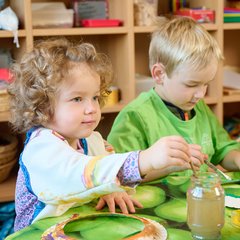Kinder malen zusammen 