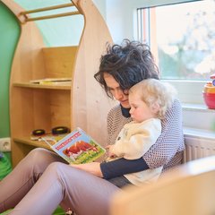 Kita Breitenbrunn Kind beim lesen