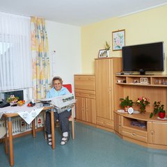 Senioren mit einer Zeitung 