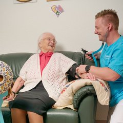 Senioren bekommt ihren Blutdruck gemessen 