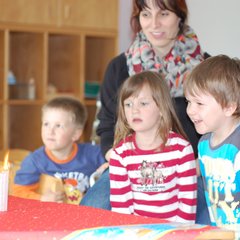 Kita Raschau Kinder mit Erzieherin