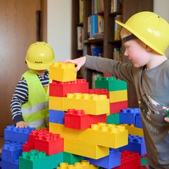 Kind am spielen mit Bauklötzen 