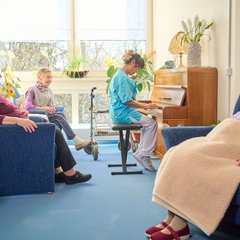 Pflegerin spielt Klavier 