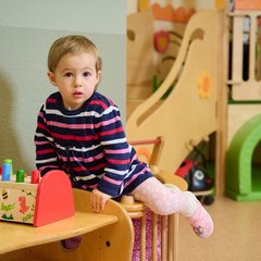 Kita Sonneneck Mädchen auf Bank