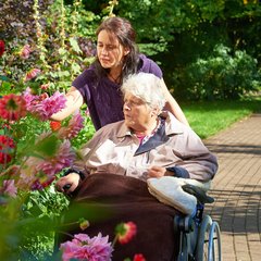 Senioren im Rollstuhl 