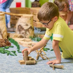 Kita Bernsbach Spielecke Holz Junge