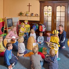 Erzieherin spielt Gitarre 