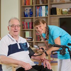 Blutdruck messen bei einem Senioren 