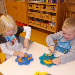 Kita Johanngeorgenstadt Kinder Obst schneiden