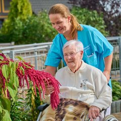 Senioren im Rollstuhl 