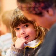 Erzieherin mit Kleinkind