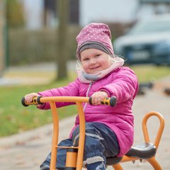 Kita Sosa Kind auf Dreirad