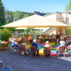 Gruppen Aktivität mit Senioren draußen 