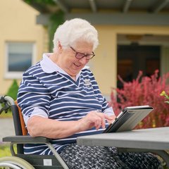 Senioren im Rollstuhl 