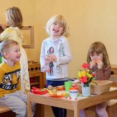 Kinder spielen zusammen in der Kita 