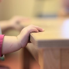 Kinderhände am Tisch