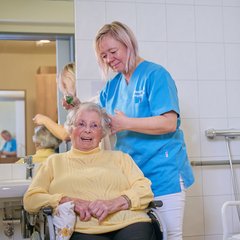 Senioren bei Frisör 